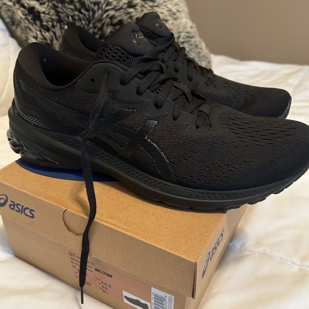ASICS men